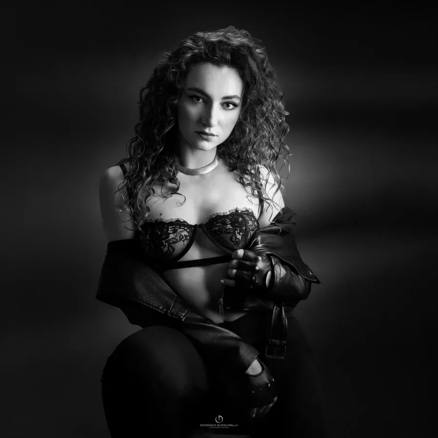 Boudoir in bianco e nero in stile urban rock, studio fotografico Milano