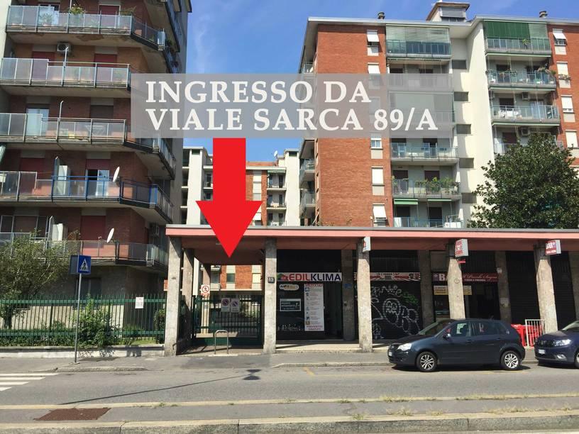 Ingresso del civico di Viale Sarca 89/A, indicato dalla freccia
