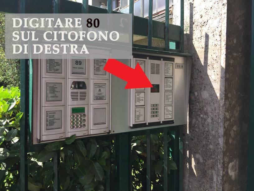 Dettaglio del citofono di destra con il numero 80 da digitare