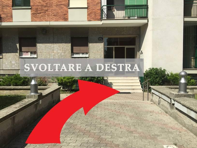 Cortile interno del condominio con freccia che indica di svoltare a destra