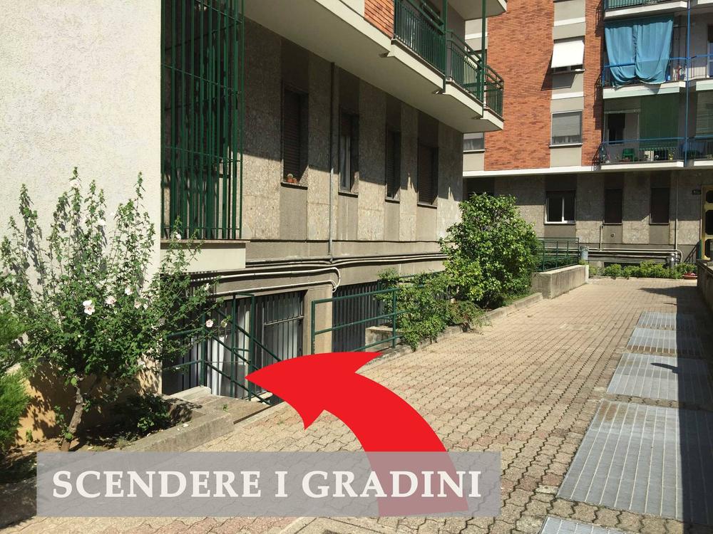 Scala esterna che scende verso il piano seminterrato, indicata dalla freccia
