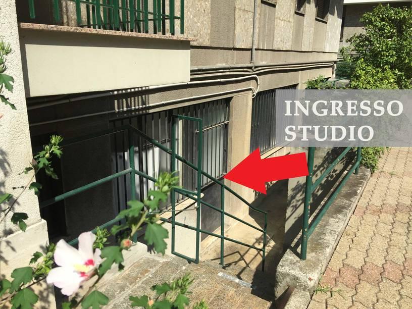 Cancelletto verde di ingresso dello studio fotografico, indicato dalla freccia