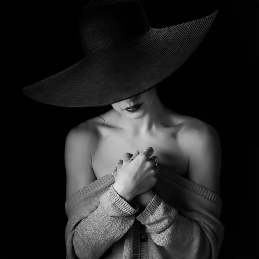 Ritratto boudoir con posa guidata, fotografo boudoir Milano