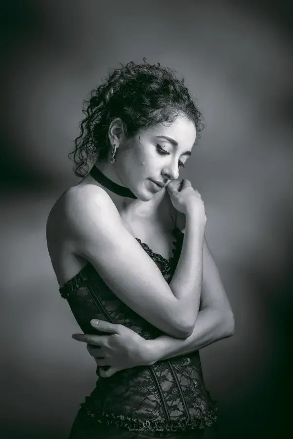 Esempio di posa boudoir di tre quarti nello studio di Milano