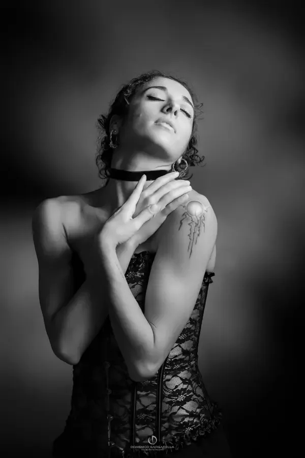 Posa boudoir con mani leggere e sguardo intimo, fotografo boudoir Milano