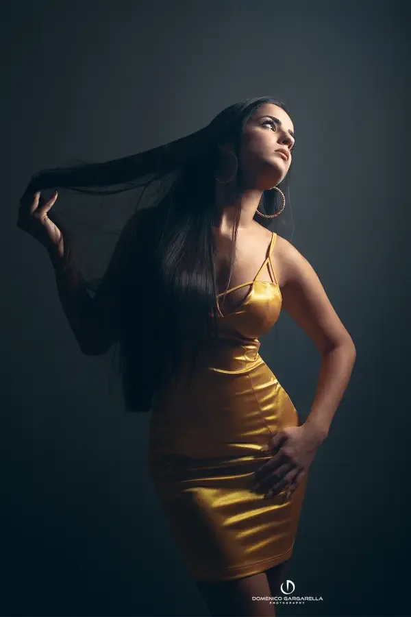 Ritratto glamour in studio con luce da copertina, fotografo glamour Milano