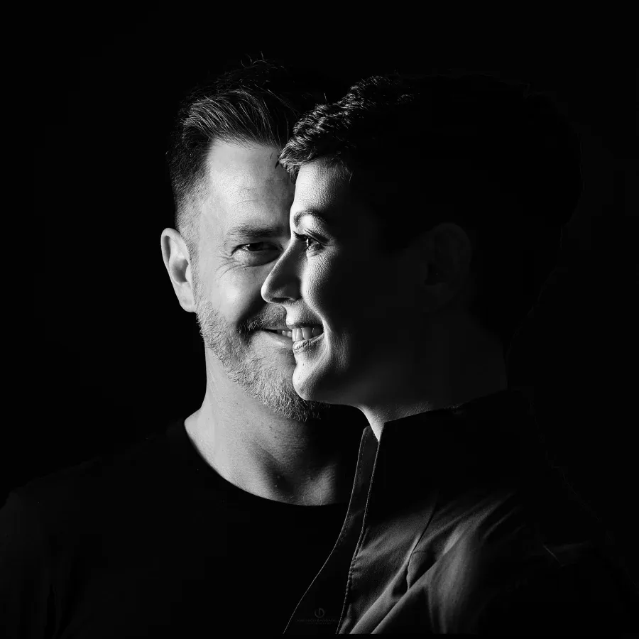 ritratto di coppia in bianco e nero in studio a Milano
