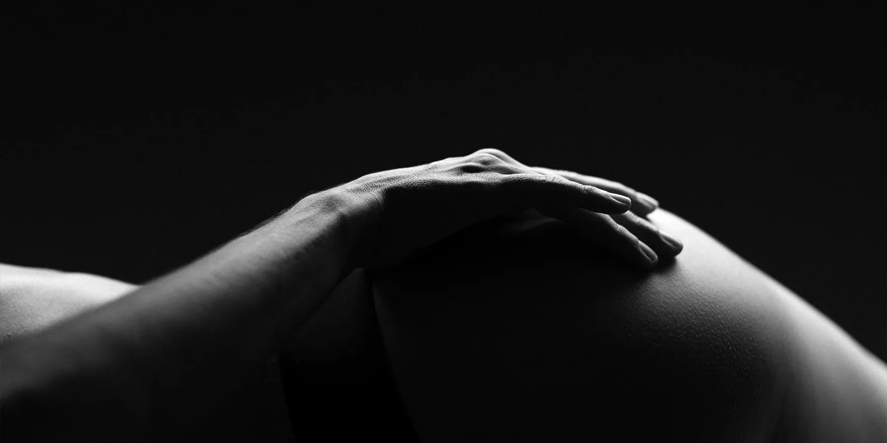 Fotografia bodyscape in chiaroscuro, servizio di fotografia erotica artistica a Milano