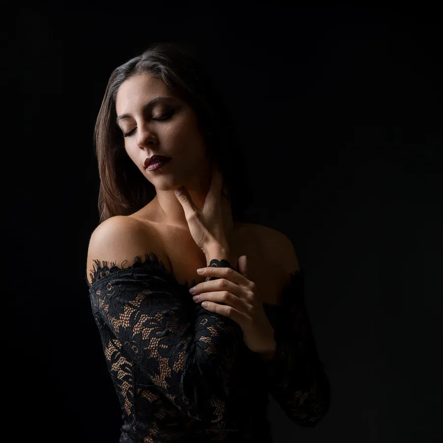 Fotografo boudoir Milano, top nero trasparente e luce in chiaroscuro