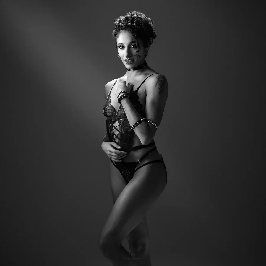 ritratto glamour erotik lingerie nera bianconero
