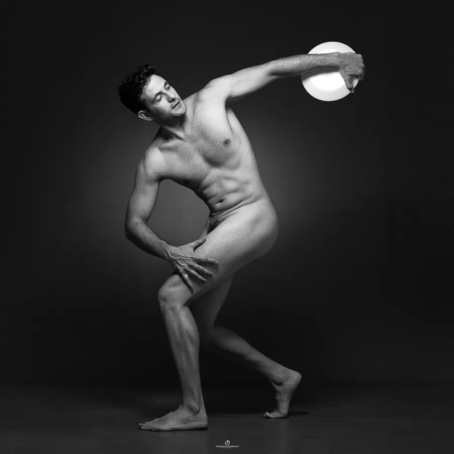 ritratto classico ispirato al discobolo nudo artistico