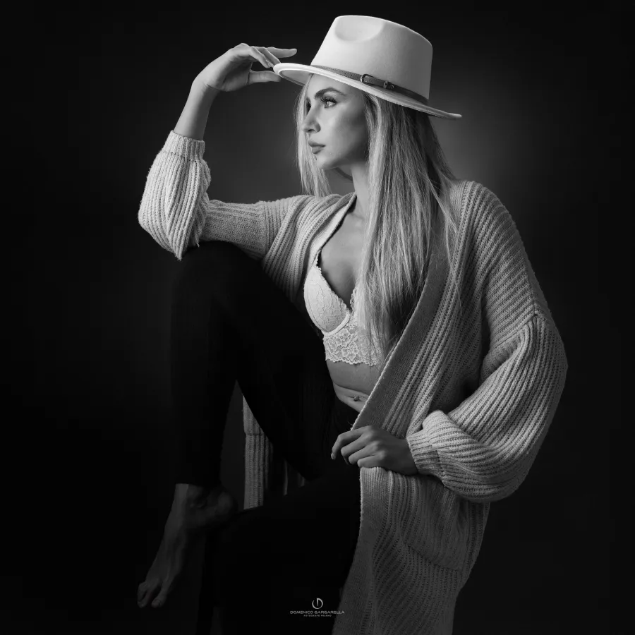 ritratto boudoir cappello bianco blazer chiaroscuro