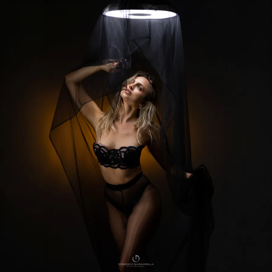 ritratto boudoir lingerie nera luce drammatica